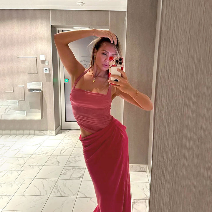 Damern elegant wrap klänning med axelbart design och flödande tyg Mirla-Eva Jonsson