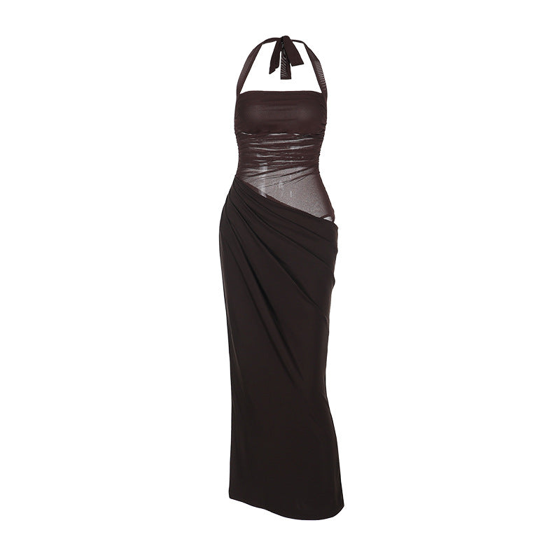 Damern elegant wrap klänning med axelbart design och flödande tyg Mirla-Eva Jonsson