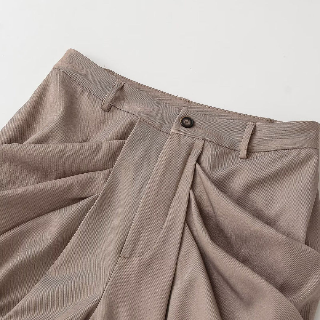 Damern eleganta shorts med innovativ plissering och praktiska sidofickor Mirla-Eva Jonsson