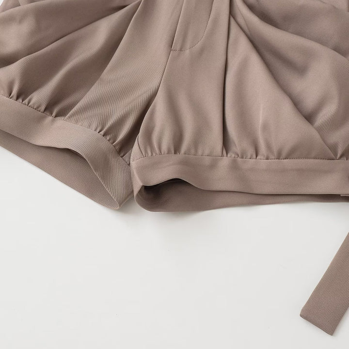 Damern eleganta shorts med innovativ plissering och praktiska sidofickor Mirla-Eva Jonsson