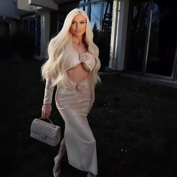 Damern figurformande aftonklänning med transparenta cut-out-detaljer och elegant rosapplikation Mirla-Eva Jonsson