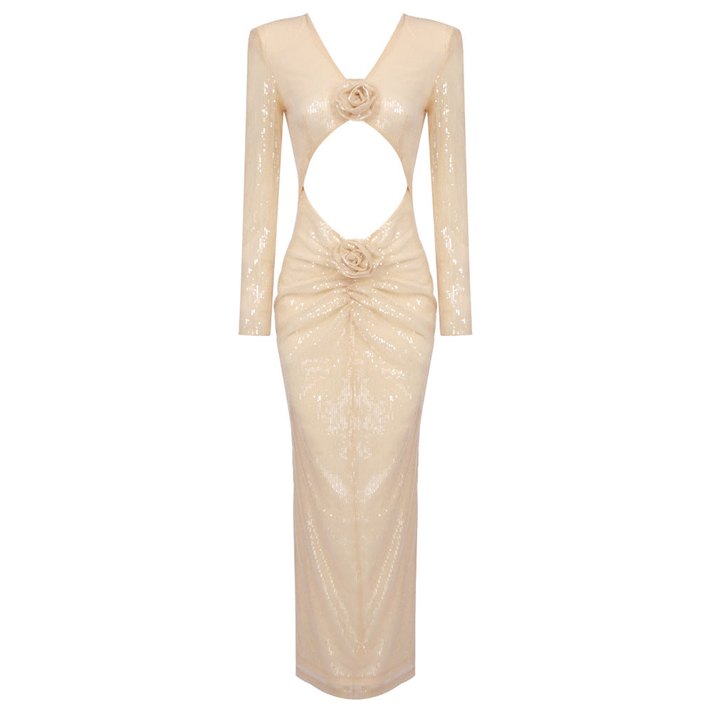 Damern figurformande aftonklänning med transparenta cut-out-detaljer och elegant rosapplikation Mirla-Eva Jonsson