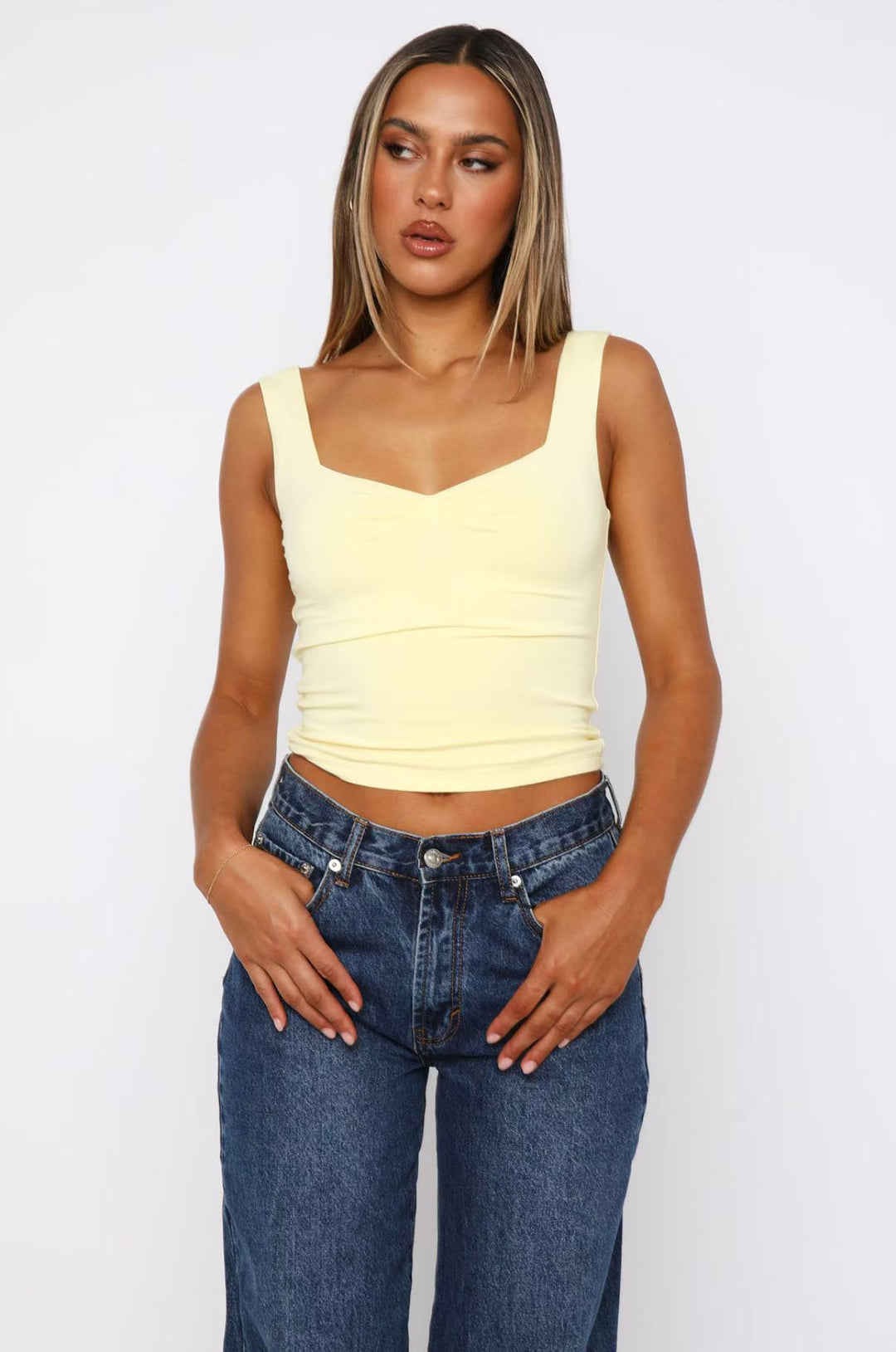 Damern figurnära Crop-Top med breda axelremmar och V-hals Mirla-Eva Jonsson