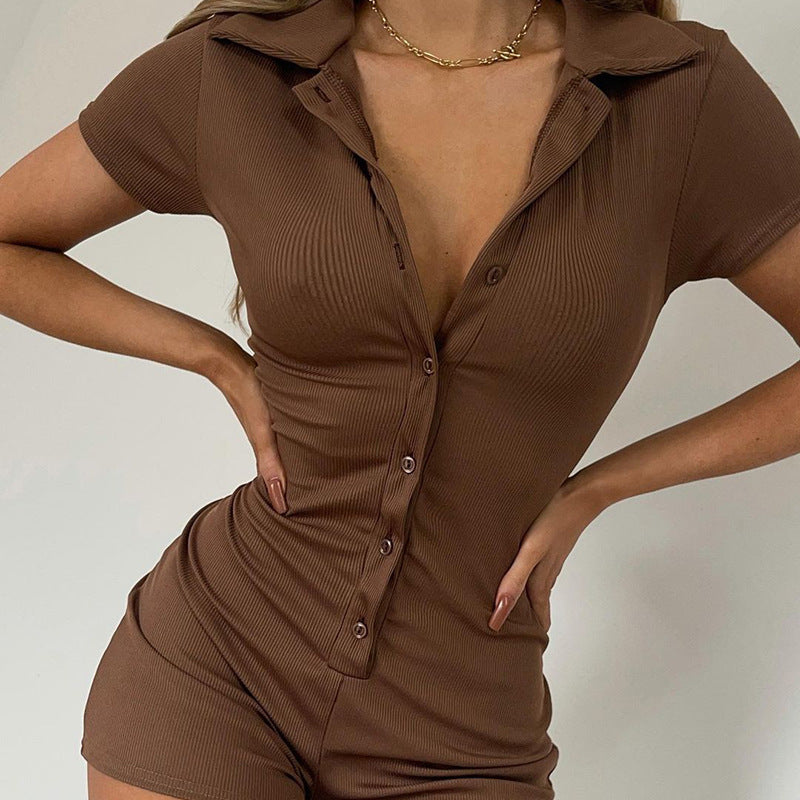 Damern figurnära jumpsuit med knappar och kort benlängd Mirla-Eva Jonsson