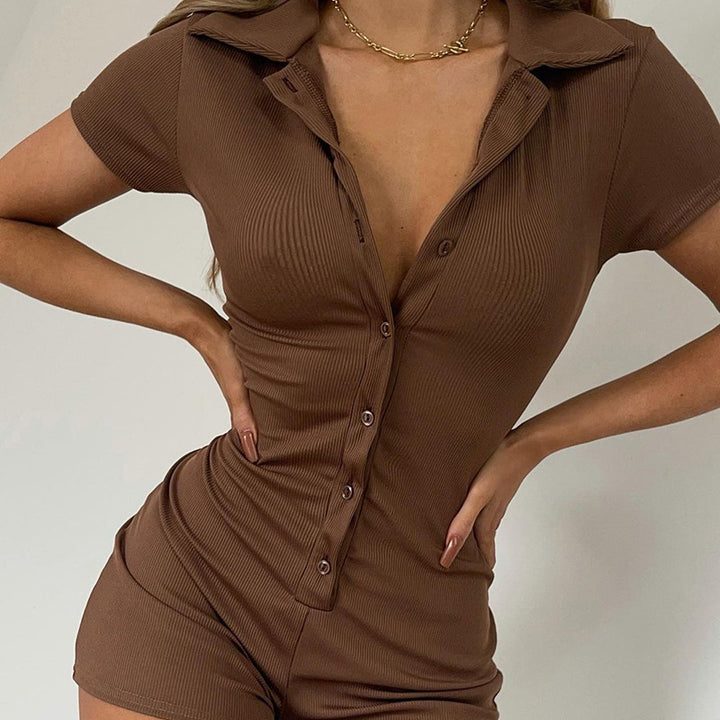 Damern figurnära jumpsuit med knappar och kort benlängd Mirla-Eva Jonsson