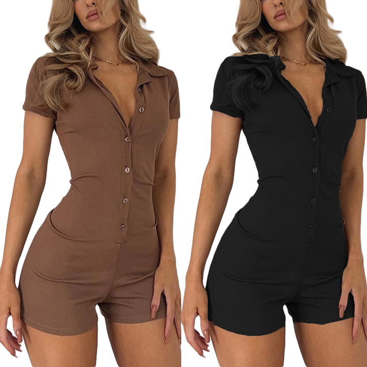 Damern figurnära jumpsuit med knappar och kort benlängd Mirla-Eva Jonsson