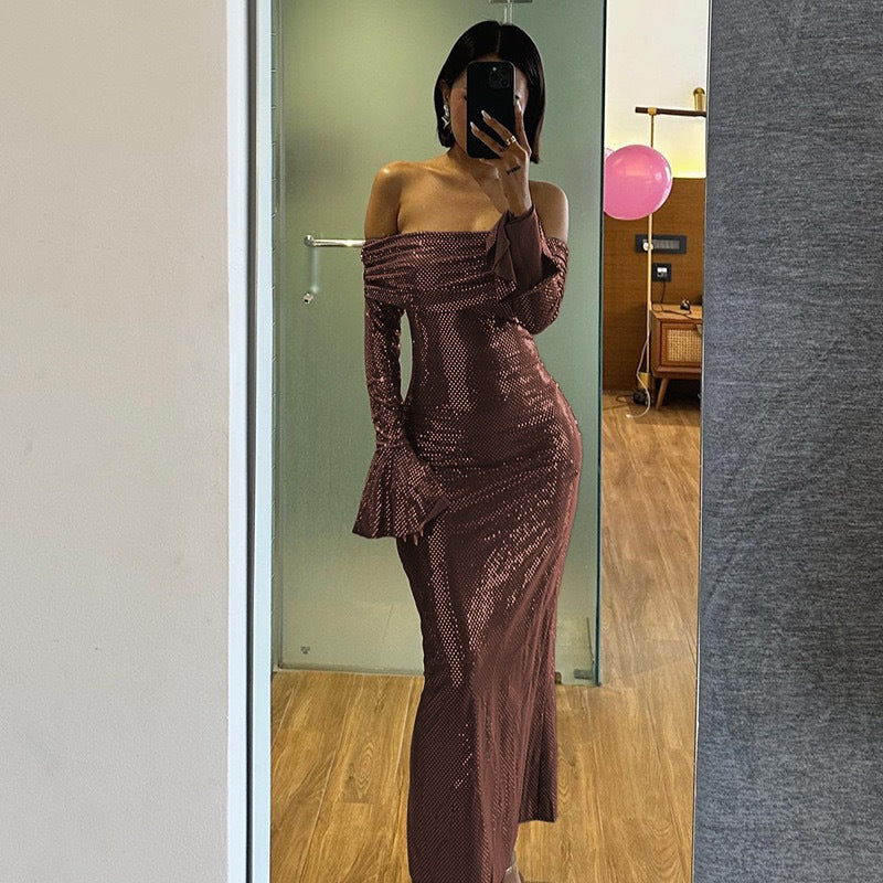 Damern figurnära klänning med off-shoulder-design och glittrande detaljer Mirla-Eva Jonsson