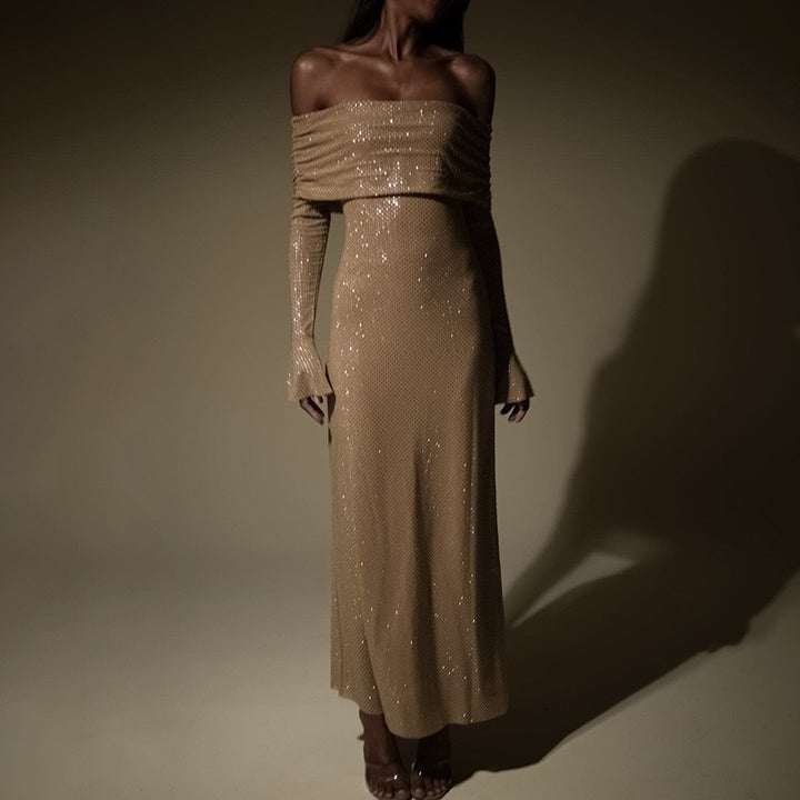 Damern figurnära klänning med off-shoulder-design och glittrande detaljer Mirla-Eva Jonsson