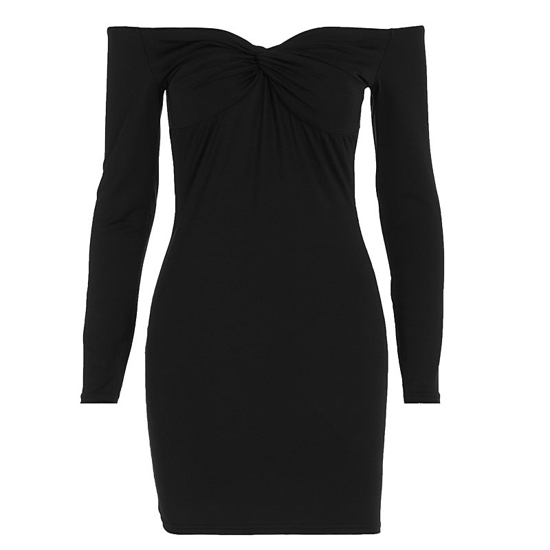 Damern figurnära klänning med off-shoulder design och snittoptik Mirla-Eva Jonsson