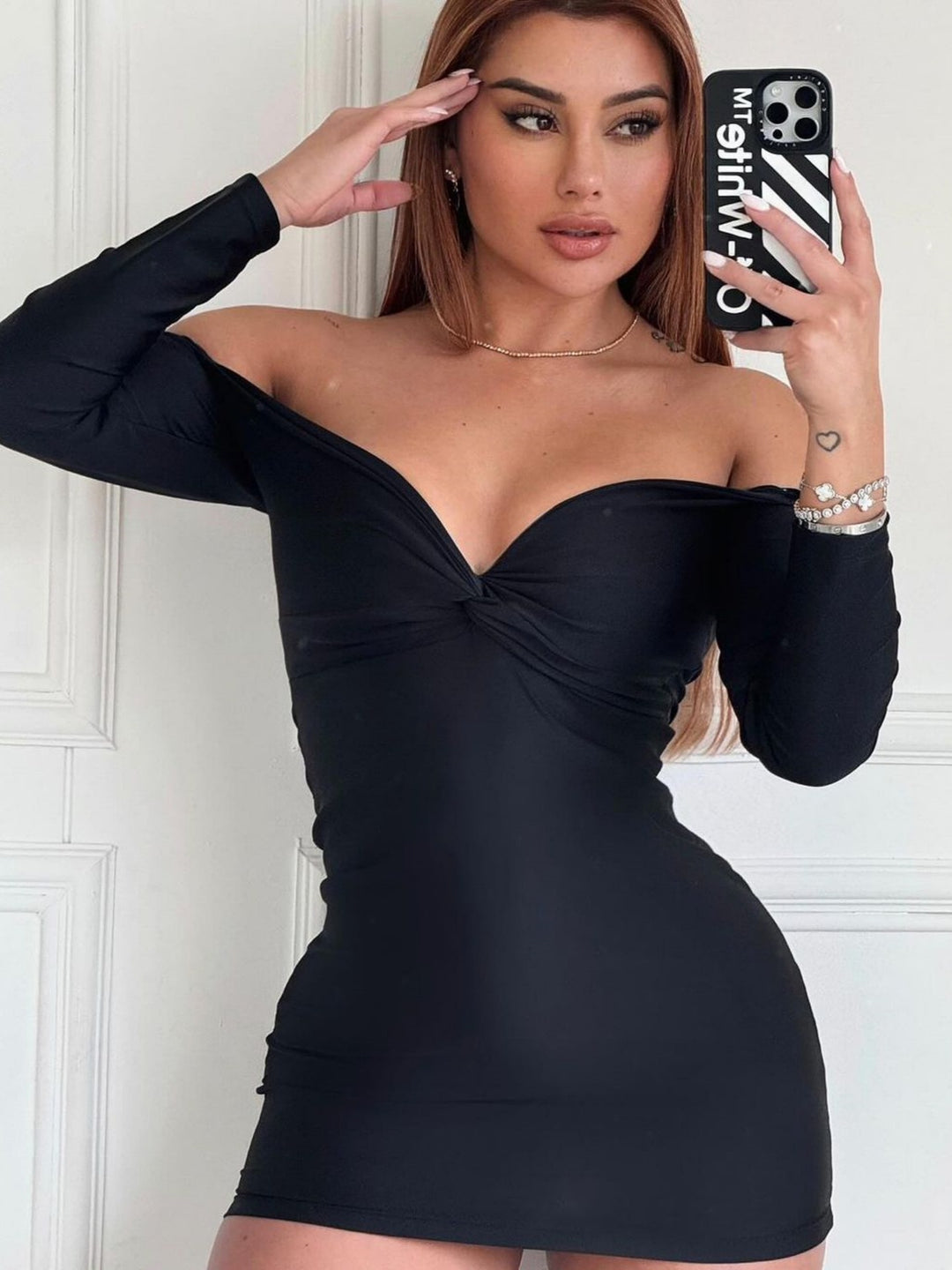 Damern figurnära klänning med off-shoulder design och snittoptik Mirla-Eva Jonsson