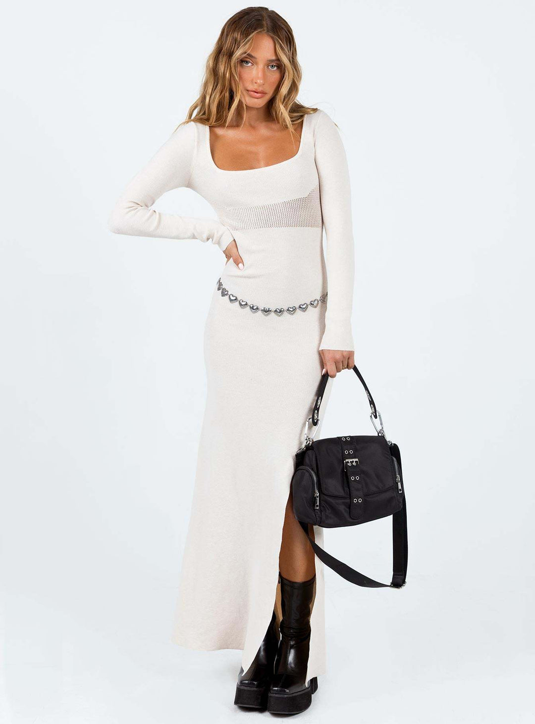 Damern figurnära maxiklänning med elegant slits och lång ärm Mirla-Eva Jonsson