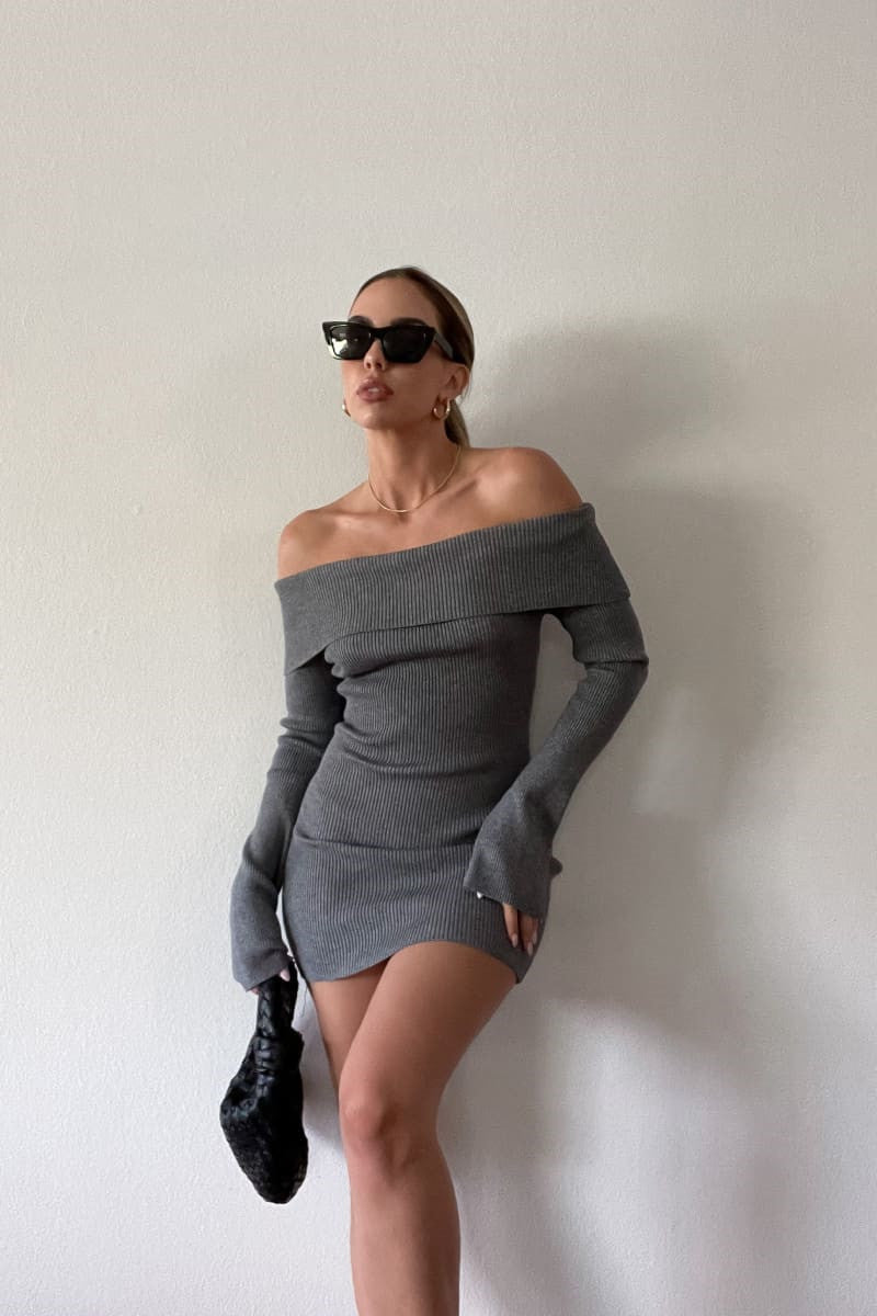 Damern figurnära, off-shoulder stickad klänning med långa ärmar Mirla-Eva Jonsson