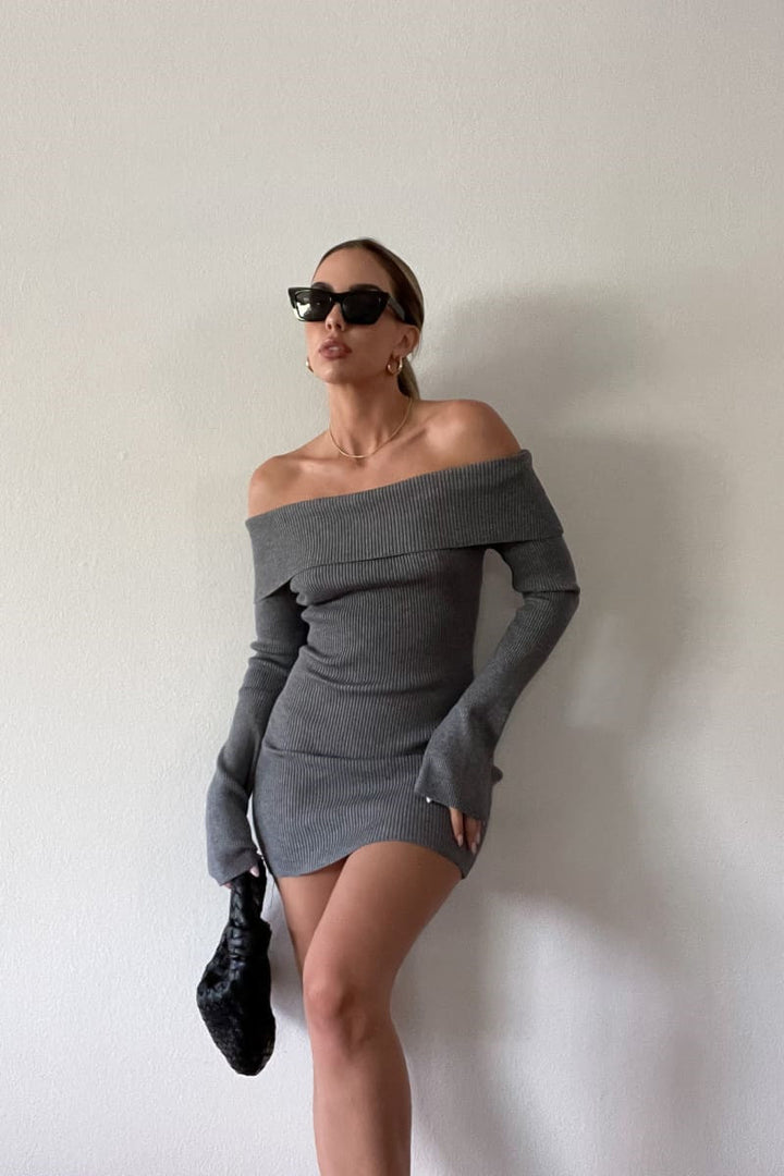 Damern figurnära, off-shoulder stickad klänning med långa ärmar Mirla-Eva Jonsson