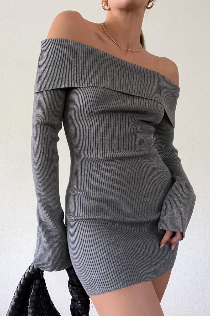 Damern figurnära, off-shoulder stickad klänning med långa ärmar Mirla-Eva Jonsson