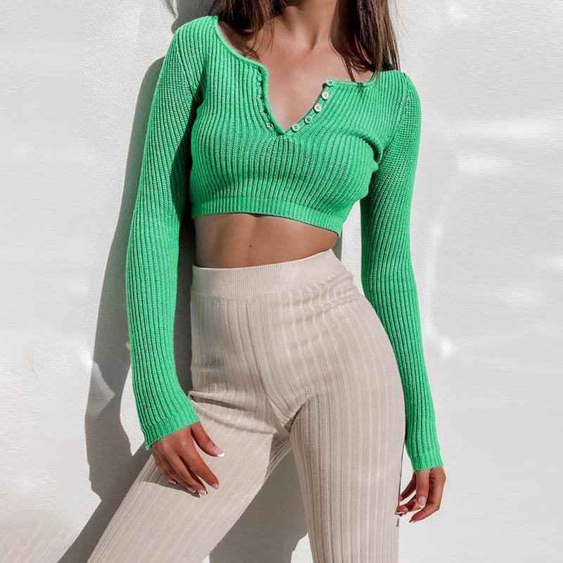 Damern figurnära stickad crop-top med djup V-ringning och knapplist Mirla-Eva Jonsson