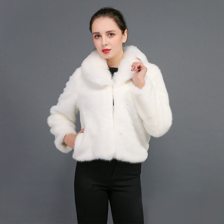 Damern fluffig konstpälsjacka med voluminös krage och elegant snitt Mirla-Eva Jonsson