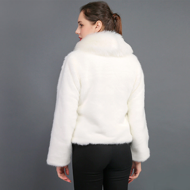 Damern fluffig konstpälsjacka med voluminös krage och elegant snitt Mirla-Eva Jonsson