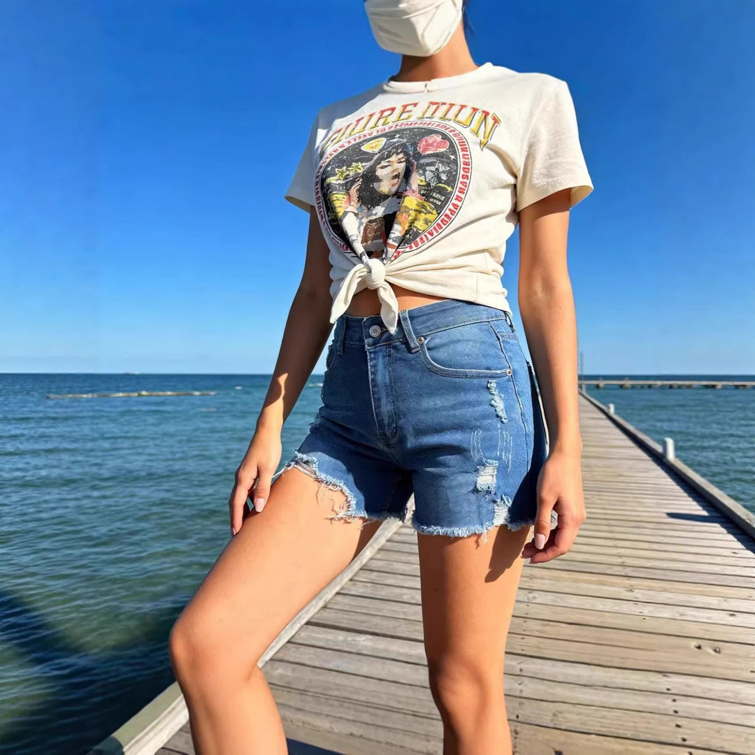 Damern förstörda denimshorts med fransig fåll och stiliga rivdetaljer Mirla-Eva Jonsson