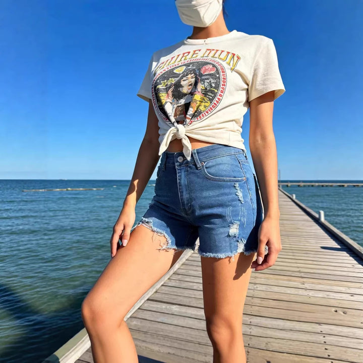 Damern förstörda denimshorts med fransig fåll och stiliga rivdetaljer Mirla-Eva Jonsson