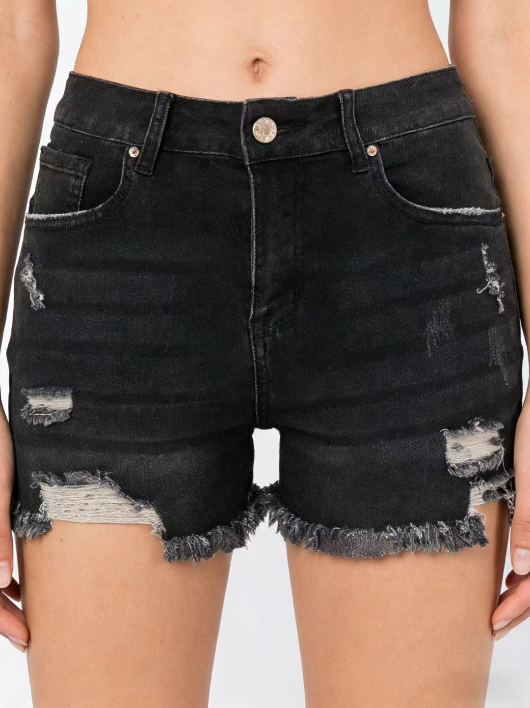 Damern förstörda denimshorts med fransig fåll och stiliga rivdetaljer Mirla-Eva Jonsson