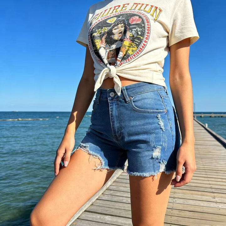 Damern förstörda denimshorts med fransig fåll och stiliga rivdetaljer Mirla-Eva Jonsson