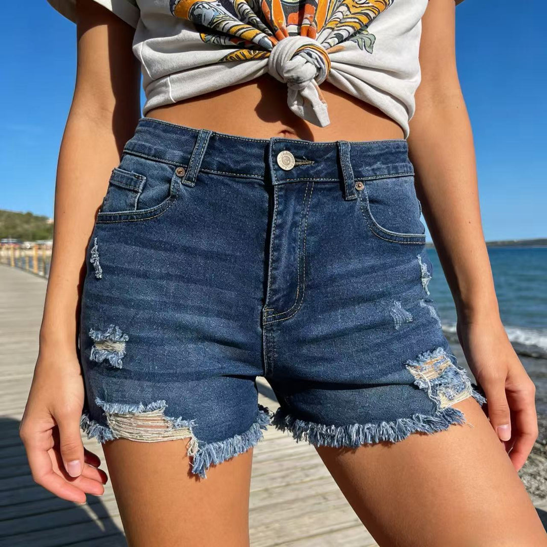 Damern förstörda denimshorts med fransig fåll och stiliga rivdetaljer Mirla-Eva Jonsson