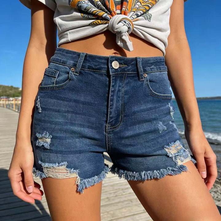 Damern förstörda denimshorts med fransig fåll och stiliga rivdetaljer Mirla-Eva Jonsson