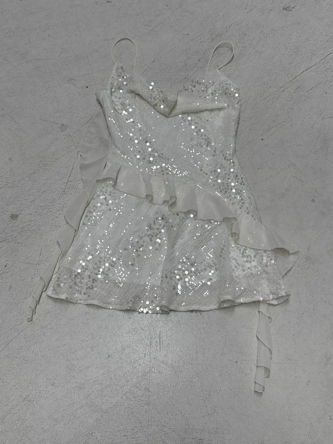 Damern glittrande miniklänning med volangdetaljer och dekorerade paljetter Mirla-Eva Jonsson