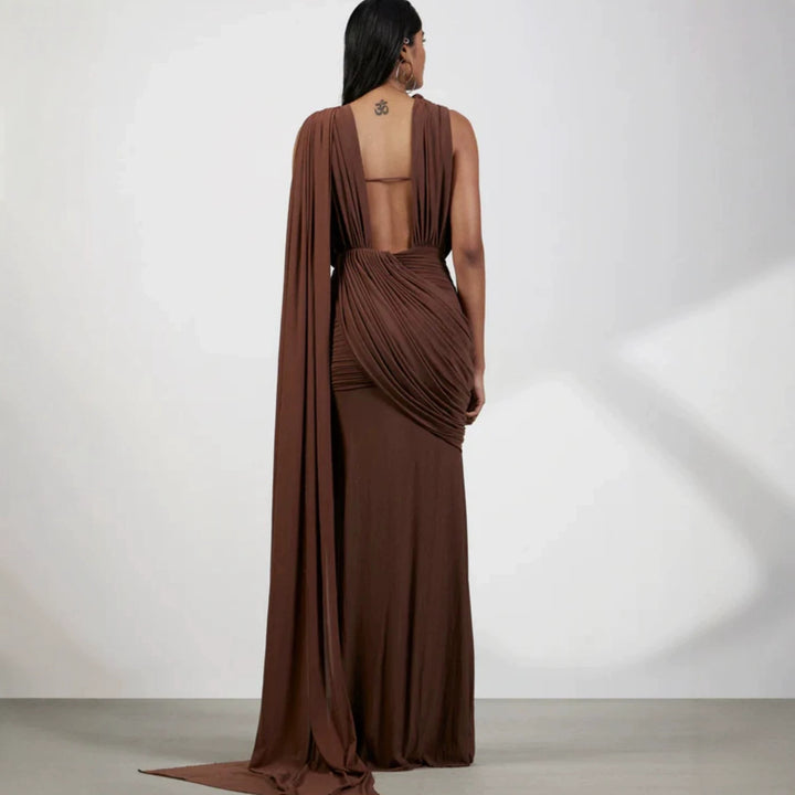 Damern golvlångt omslagklänning med raffinerade draperingsdetaljer och elegant V-hals Mirla-Eva Jonsson