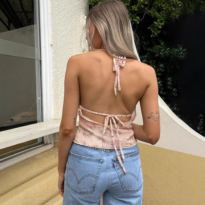 Damern halter top med blommigt mönster och djup V-ringning Mirla-Eva Jonsson
