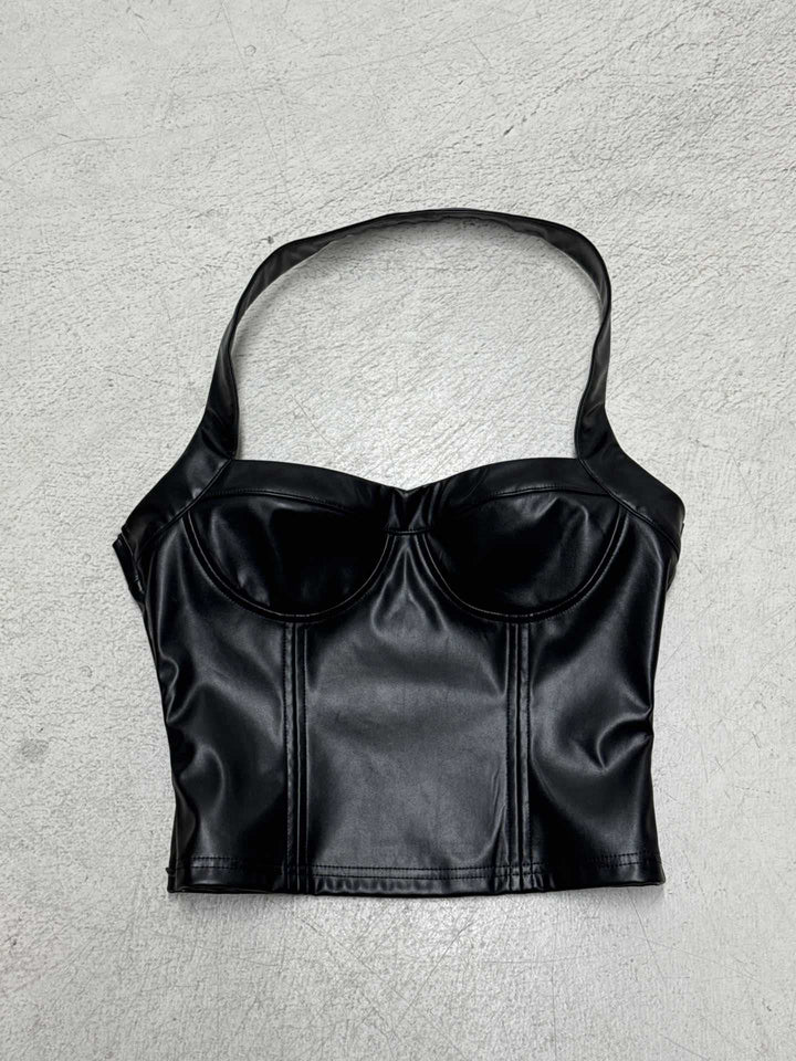Damern konstläder crop-top med romantisk skärning och förförisk bustier-effekt Mirla-Eva Jonsson