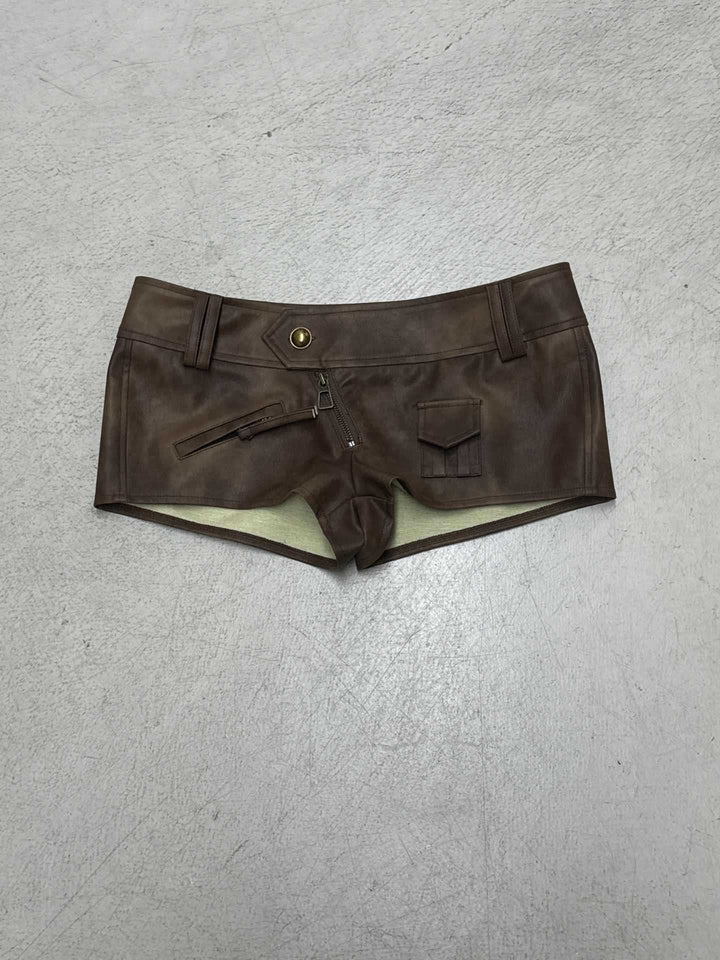 Damern konstläder-shorts med dekorativa dragkedjor och stiliga fickor Mirla-Eva Jonsson