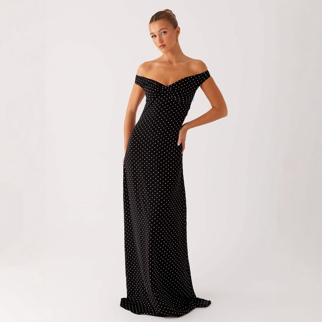 Damern kvällsklänning med off-shoulder-design och elegant prickmönster Mirla-Eva Jonsson
