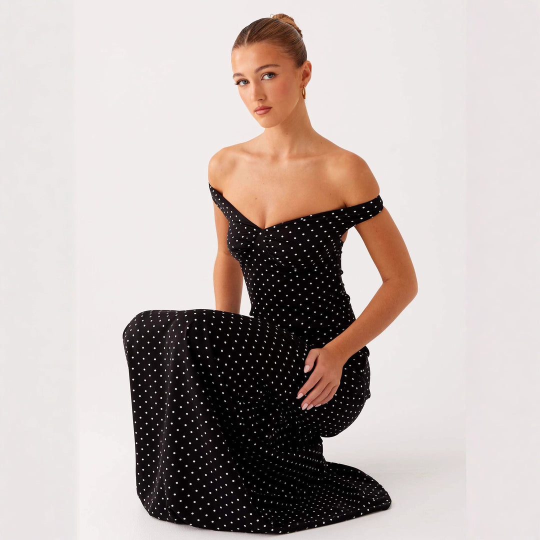 Damern kvällsklänning med off-shoulder-design och elegant prickmönster Mirla-Eva Jonsson