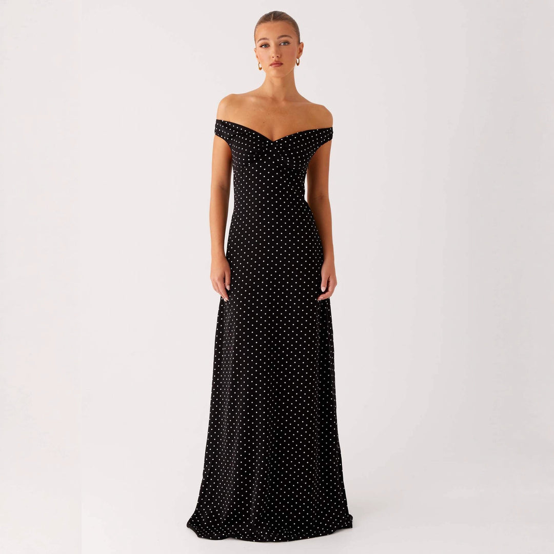 Damern kvällsklänning med off-shoulder-design och elegant prickmönster Mirla-Eva Jonsson