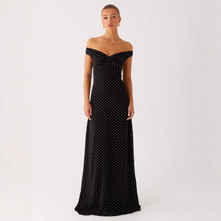 Damern kvällsklänning med off-shoulder-design och elegant prickmönster Mirla-Eva Jonsson