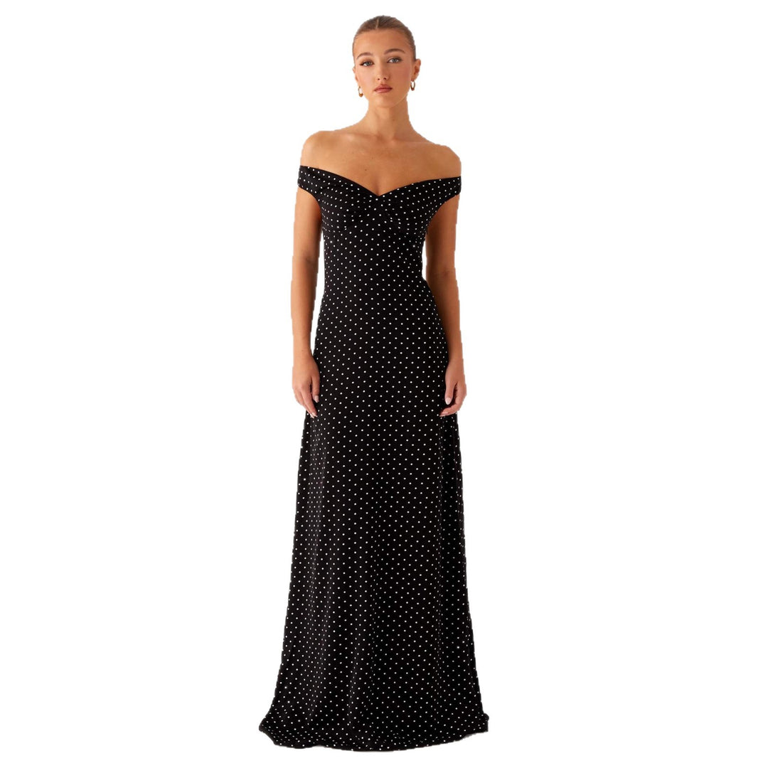Damern kvällsklänning med off-shoulder-design och elegant prickmönster Mirla-Eva Jonsson