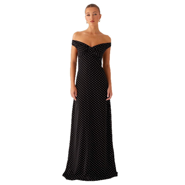 Damern kvällsklänning med off-shoulder-design och elegant prickmönster Mirla-Eva Jonsson