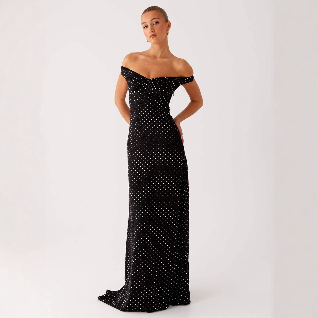 Damern kvällsklänning med off-shoulder-design och elegant prickmönster Mirla-Eva Jonsson