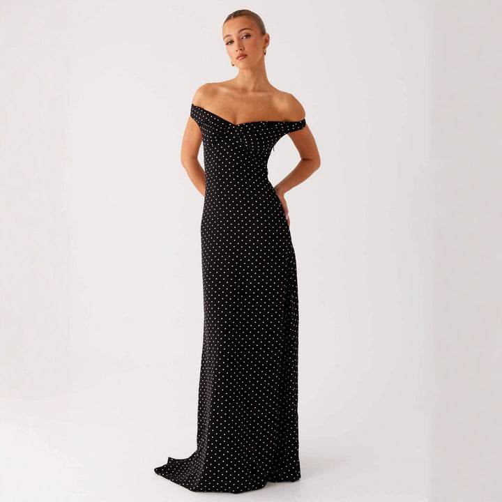 Damern kvällsklänning med off-shoulder-design och elegant prickmönster Mirla-Eva Jonsson