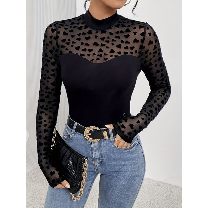 Damern långärmad bodysuit med transparenta hjärtan och elegant ståkrage Mirla-Eva Jonsson
