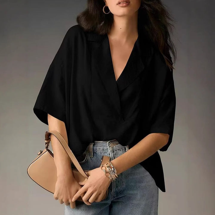 Damern lös oversized blusöverkant med elegant krage och V-utskärning Mirla-Eva Jonsson