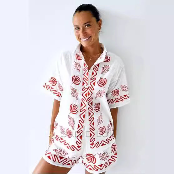 Damern luftig strandoutfit med floral broderidesign och praktiska fickor Mirla-Eva Jonsson