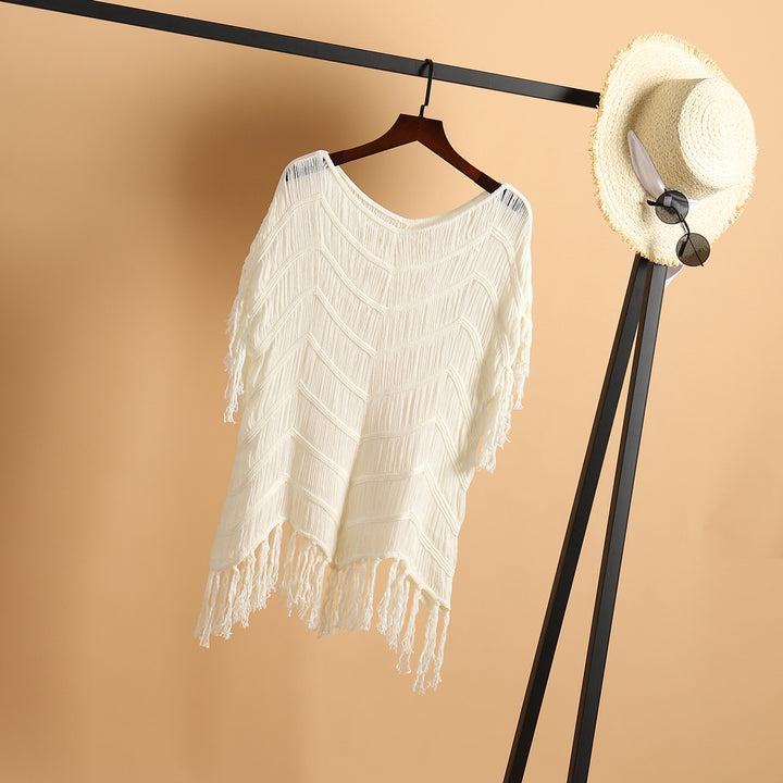 Damern luftig virkad strandponcho med fransar och elegant design Mirla-Eva Jonsson