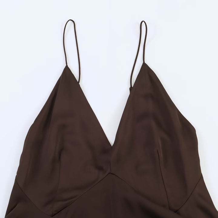 Damern maxiklänning med elegant asymmetrisk fåll och fin V-ringning Mirla-Eva Jonsson