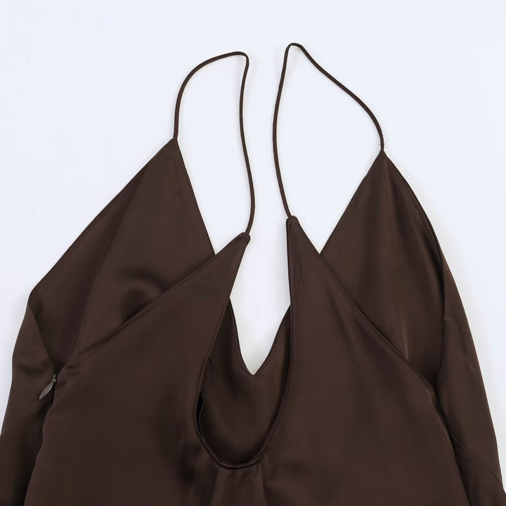 Damern maxiklänning med elegant asymmetrisk fåll och fin V-ringning Mirla-Eva Jonsson