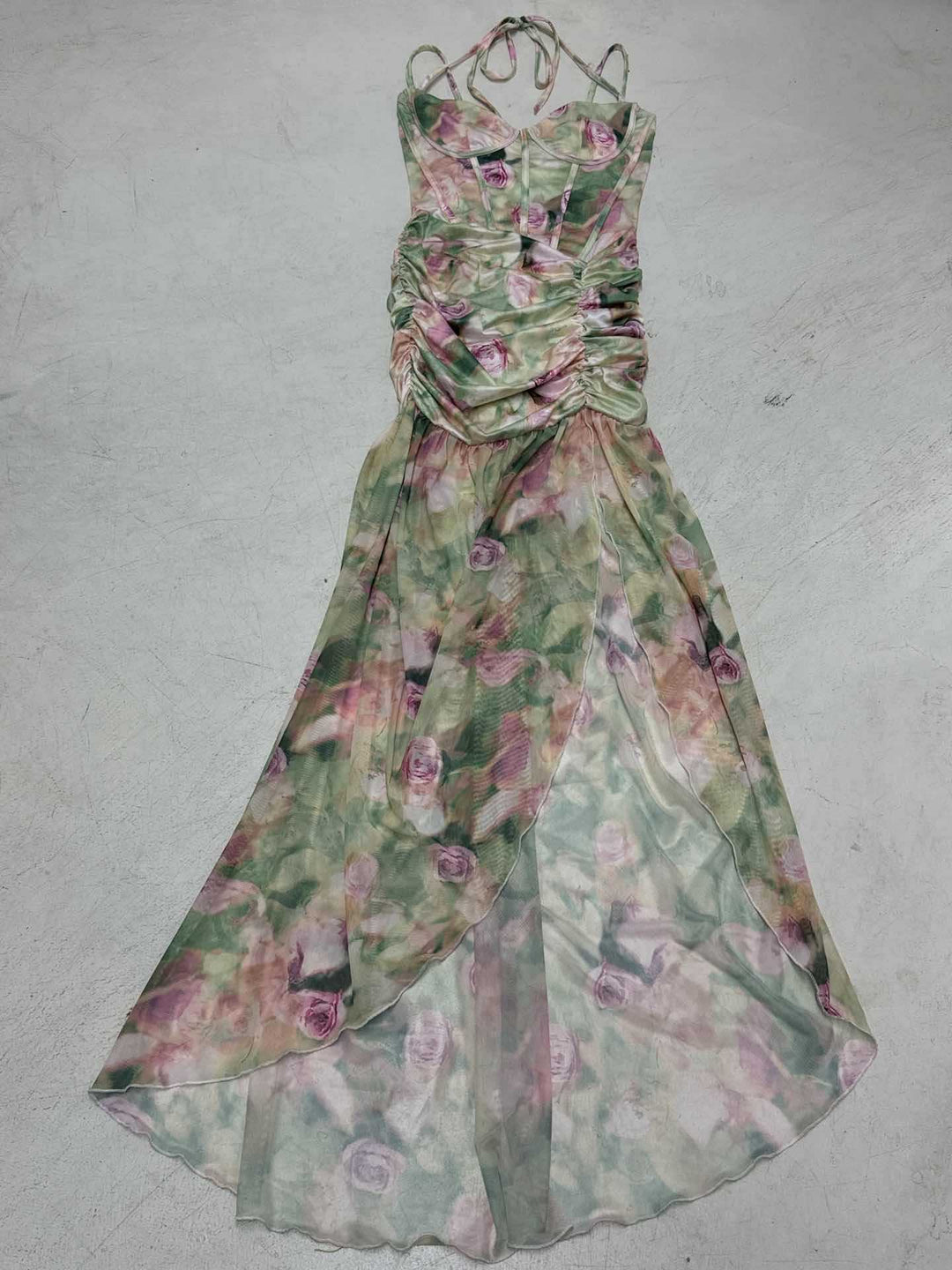 Damern maxiklänning med flytande volangdesign och blommönster Mirla-Eva Jonsson