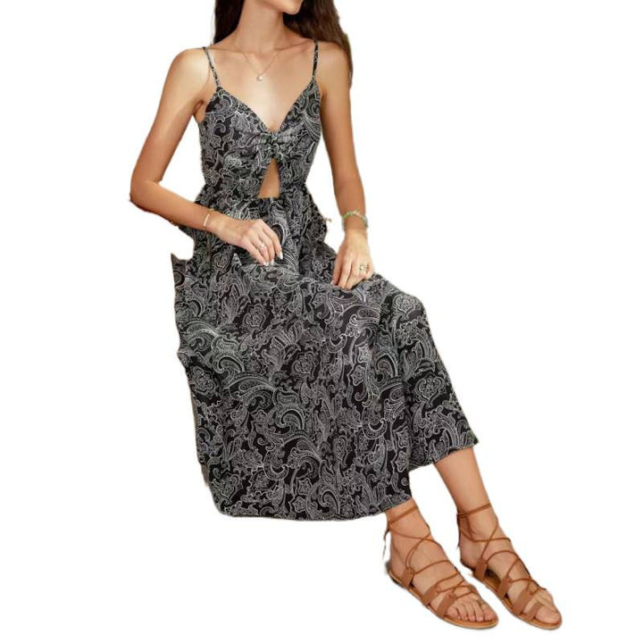 Damern maxiklänning med lekfullt cut-out-design och blommotiv Mirla-Eva Jonsson