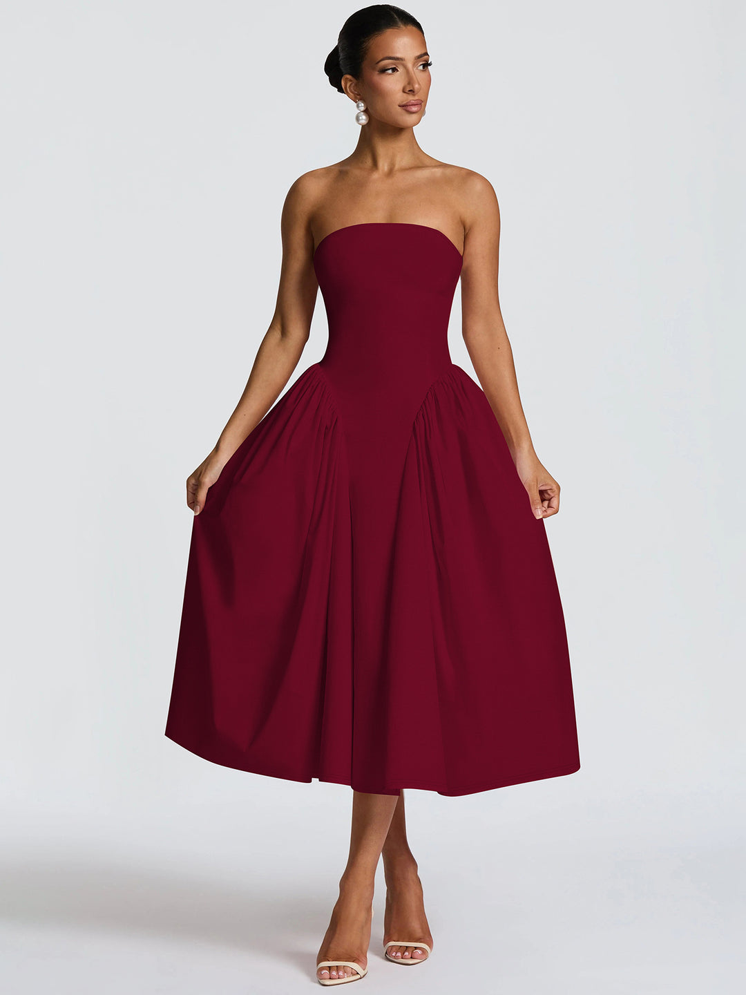 Damern maxiklänning med off-shoulder design och flödande silhuett Mirla-Eva Jonsson