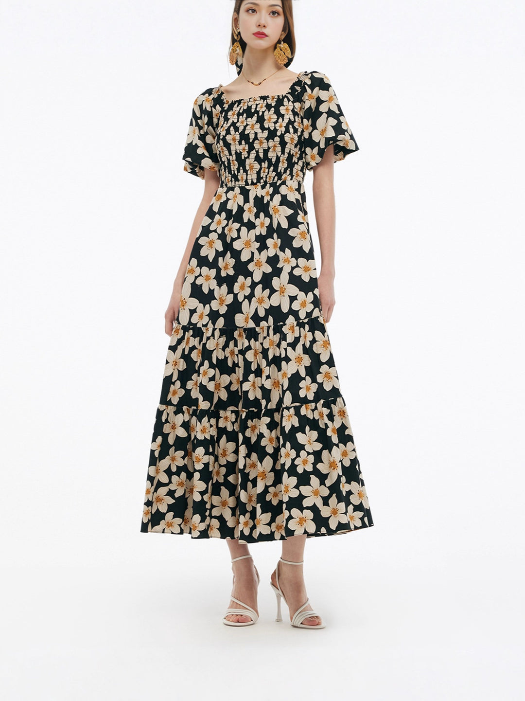Damern maxiklänning med voluminös kjol och blommönster Mirla-Eva Jonsson